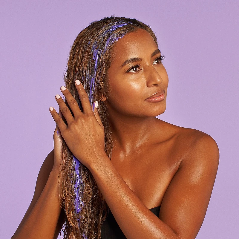 Masque violet neutralise les tons jaunes + ravive pour cheveux blonds