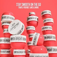 Minicrème illuminatrice et lissante pour le corps avec vitamine C Bom Dia Bright™.