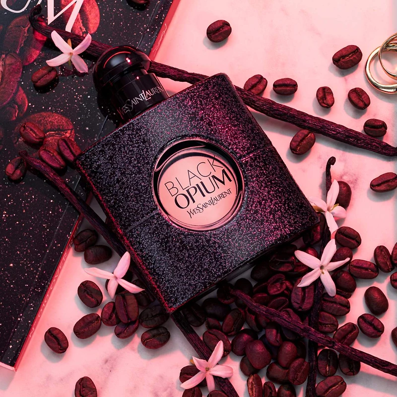 Eau de parfum Black Opium avec des notes café et fleurs blanches