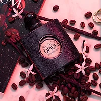 Eau de parfum Black Opium avec des notes café et fleurs blanches