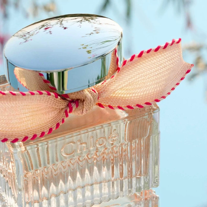L’eau de parfum Lumineuse de Chloé avec parfum de jasmin et de vanille en vaporisateur de voyage