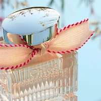 L’eau de parfum Lumineuse de Chloé avec parfum de jasmin et de vanille en vaporisateur de voyage