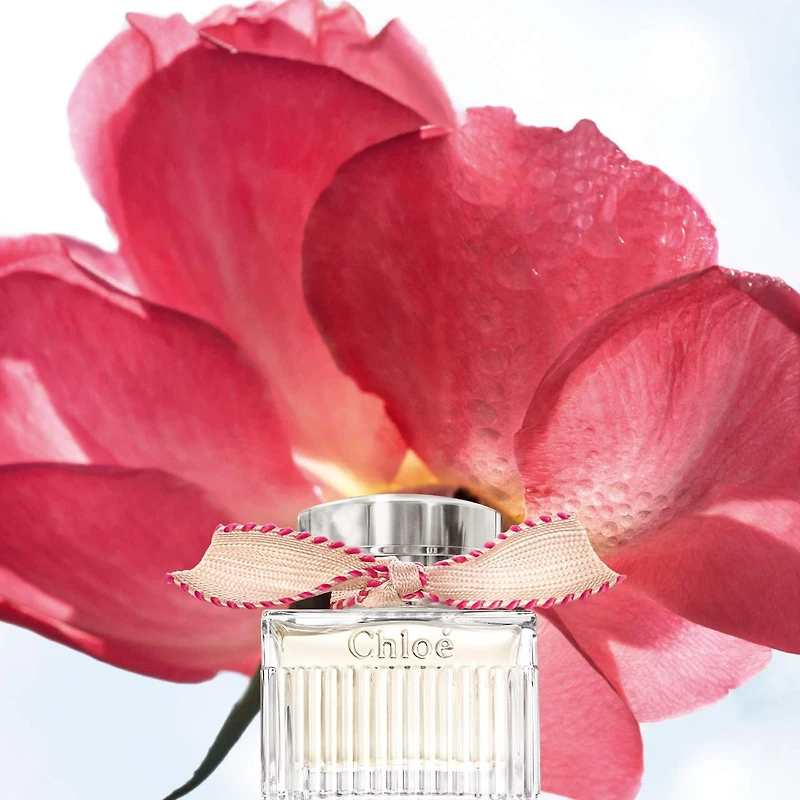 L’eau de parfum Lumineuse de Chloé avec parfum de jasmin et de vanille en vaporisateur de voyage