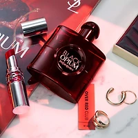 Eau de parfum Black Opium Over Red avec des notes cerise et café