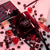 Eau de parfum Black Opium Over Red avec des notes cerise et café