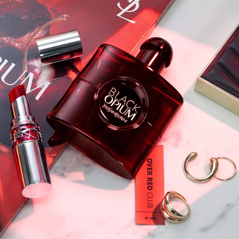 Eau de parfum Black Opium Over Red avec des notes cerise et café