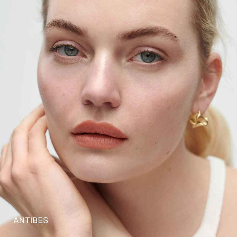 Signature Lip Lightweight Lipstick