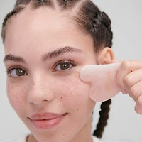 - Instrument Gua Sha au quartz rose