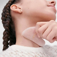 - Instrument Gua Sha au quartz rose