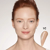 Anticernes illuminateur Futurist Soft Touch Brightening Skincealer avec vitamine C