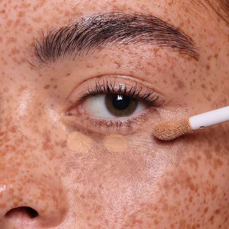 Brightening and Blurring Serum Concealer with Plant-Derived Squalene