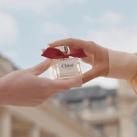 Eau de parfum intense de Chloé à la framboise, à la rose et à l’ambre en vaporisateur de voyage