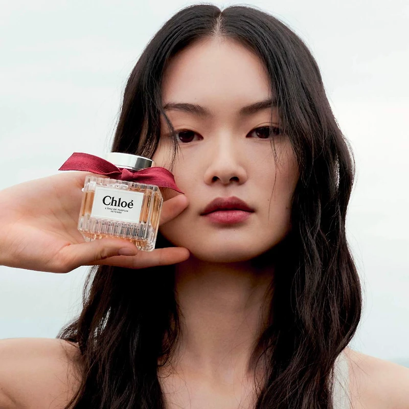 Eau de parfum intense de Chloé à la framboise, à la rose et à l’ambre en vaporisateur de voyage