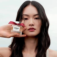 Eau de parfum intense de Chloé à la framboise, à la rose et à l’ambre en vaporisateur de voyage