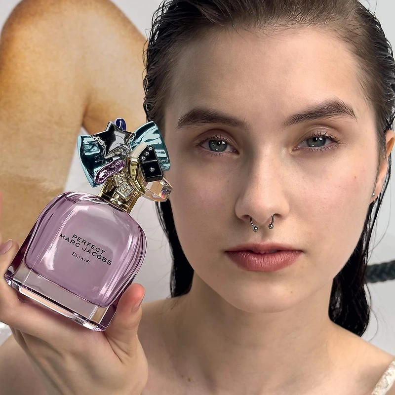 Eau de parfum Perfect Elixir en vaporisateur de voyage avec rhubarbe violette, bois d’ambre doré et vanille
