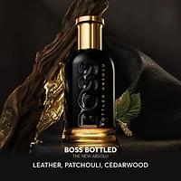 Boss Bottled Absolu Parfum Intense, avec des notes de cuir, d’essence patchouli et cèdre.