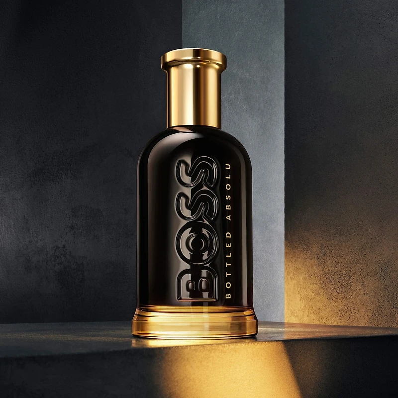 Boss Bottled Absolu Parfum Intense, avec des notes de cuir, d’essence patchouli et cèdre.