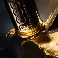 Boss Bottled Absolu Parfum Intense, avec des notes de cuir, d’essence patchouli et cèdre.