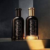 Boss Bottled Absolu Parfum Intense, avec des notes de cuir, d’essence patchouli et cèdre.