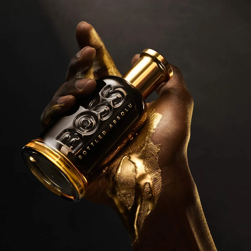 Boss Bottled Absolu Parfum Intense, avec des notes de cuir, d’essence patchouli et cèdre.