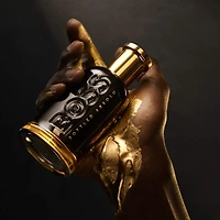 Boss Bottled Absolu Parfum Intense, avec des notes de cuir, d’essence patchouli et cèdre.