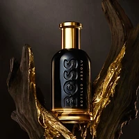 Boss Bottled Absolu Parfum Intense, avec des notes de cuir, d’essence patchouli et cèdre.