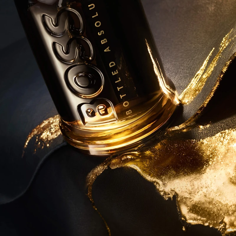 Boss Bottled Absolu Parfum Intense, avec des notes de cuir, d’essence patchouli et cèdre.