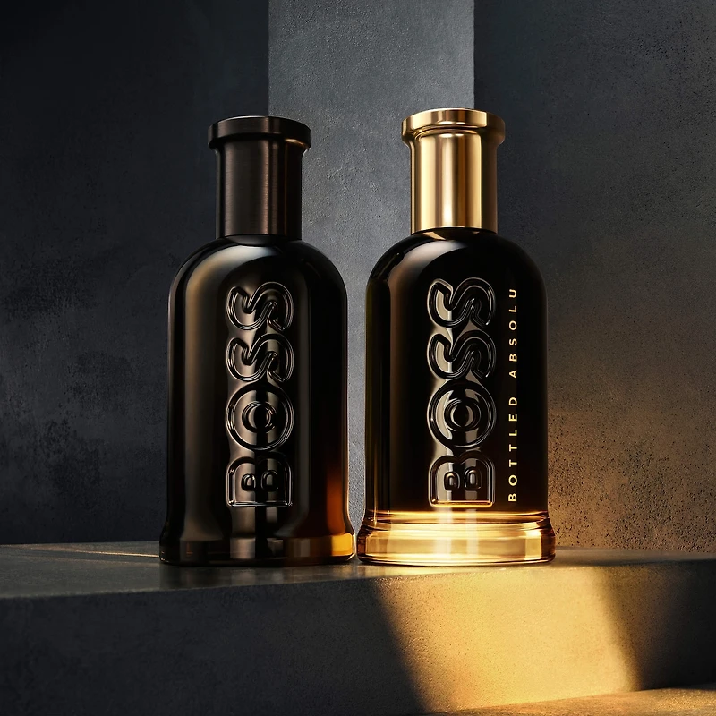 Boss Bottled Absolu Parfum Intense, avec des notes de cuir, d’essence patchouli et cèdre.