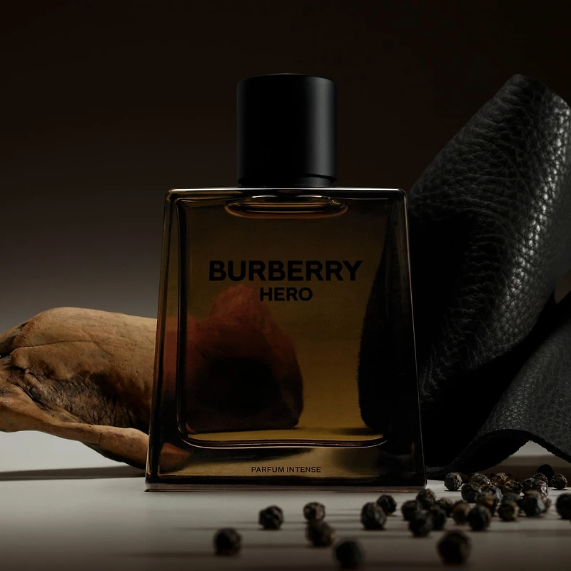 Parfum intense Hero avec accord de cèdre et cuir