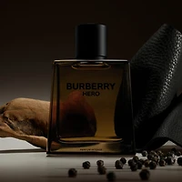 Parfum intense Hero avec accord de cèdre et cuir