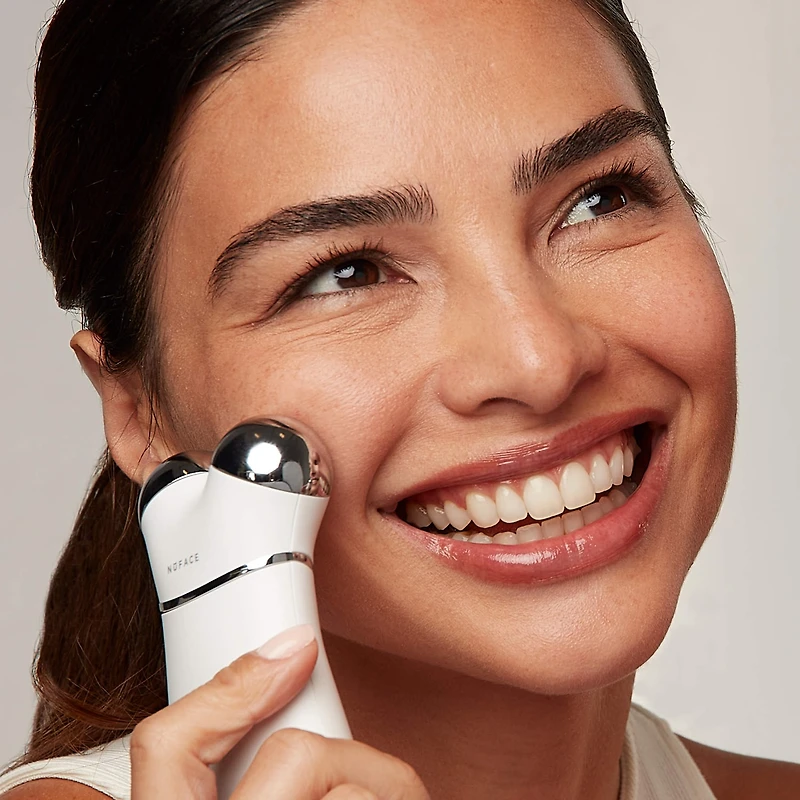 Trousse de départ avec appareil de tonification pour le visage à microcourant TRINITY+