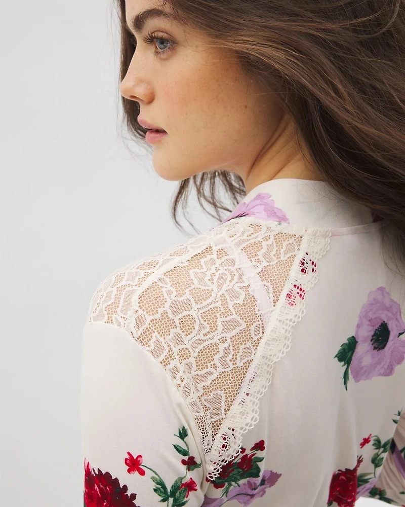 Short Robe With Lace