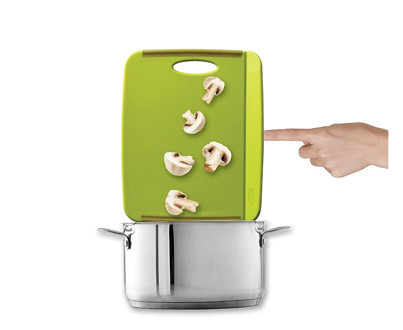 Petite planche à découper pliante antidérapante par thinkkitchen, verte