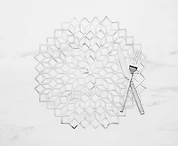 Napperon rond métallique à motif floral, argenté