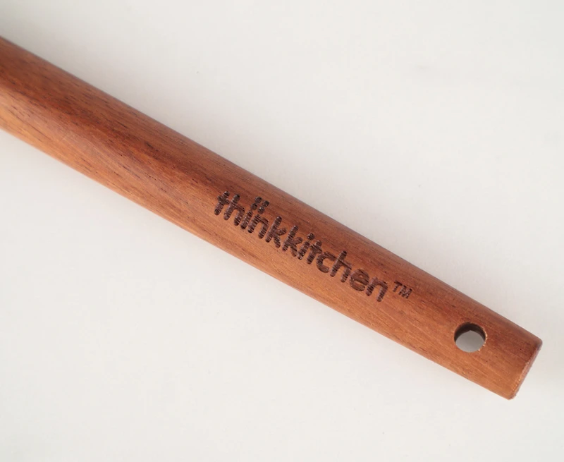 Cuillère en silicone et acacia par thinkkitchen