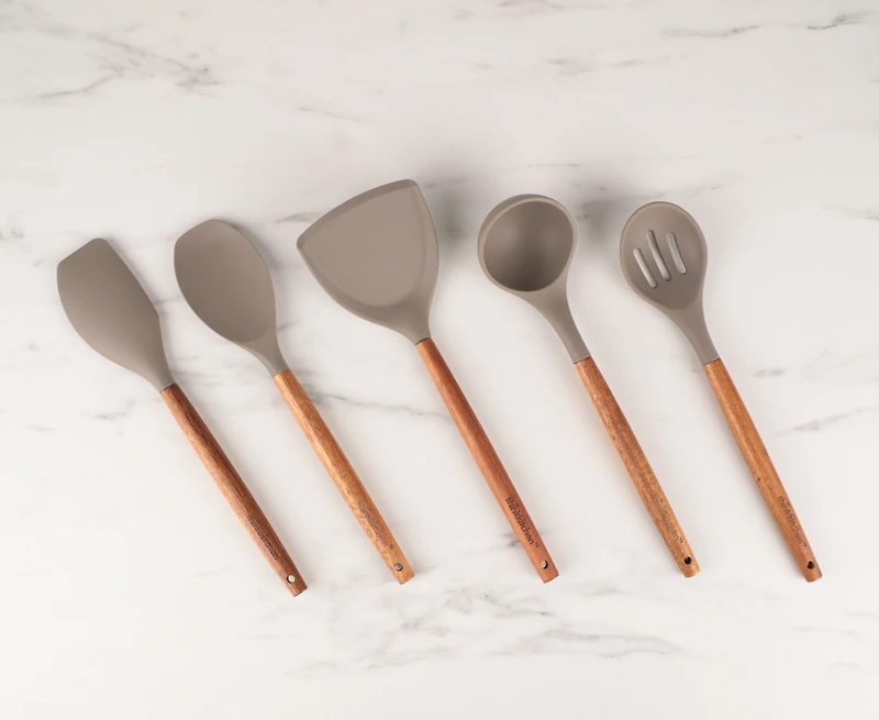 Cuillère en silicone et acacia par thinkkitchen