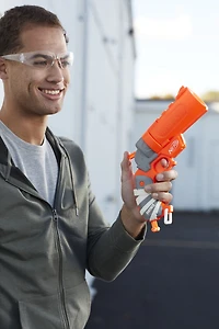 Nerf Fortnite, blaster à fléchette Flare, s'ouvre pour charger