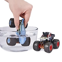 Monster Jam, Coffret de 2 monster trucks officiels en métal moulé Megalodon vs Pirate's Curse qui changent de couleur, échelle 1:64