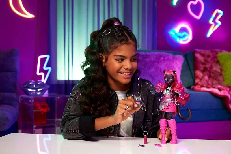 Monster High-Catty Noir-Poupée avec chat Amulette et accessoires