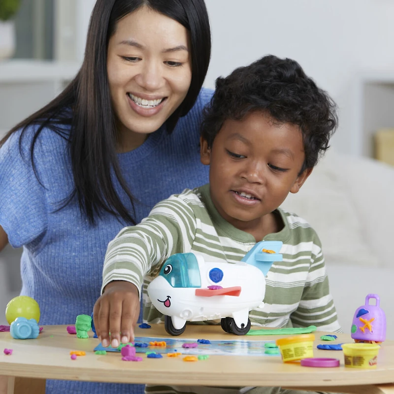 Play-Doh, coffret Starter Mon avion des découvertes, jouets préscolaires pour filles et garçons avec avion, tapis d'activité carte du monde, 3 accessoires et 4 couleurs de pâte à modeler