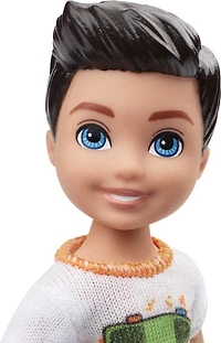 ​Poupée garçon Barbie Club Chelsea, blonde de 15,2cm (6po) vêtue d'un haut à graphique planches à roulettes et d'un short