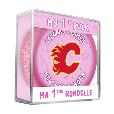 Logo du nouveau fan des Flames de Calgary de la LNH sur une rondelle rose dans un cube