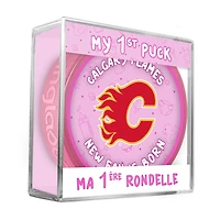 Logo du nouveau fan des Flames de Calgary de la LNH sur une rondelle rose dans un cube