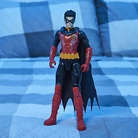 Batman, Figurine articulée Robin 30,5 cm (costume rouge et noir)