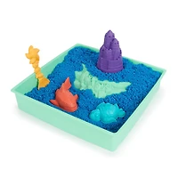 Kinetic Sand Sandbox Set, 1lb Play Sand, Sandbox Storage, 4 Molds and Tools