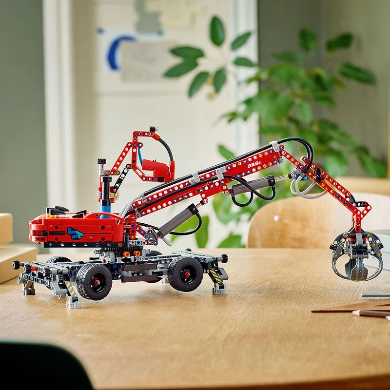 LEGO Technic La machine de manutention, 42144 Modèles de grues, Ensemble de construction (835 pièces)