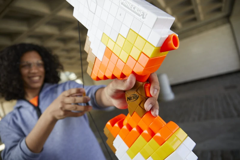 Nerf Minecraft Sabrewing Arc motorisé, design inspiré de l'arc du jeu vidéo Minecraft