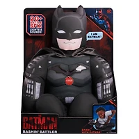 Jouet en Peluche Parlant de 45 cm (18 pouces) The Batman Bashin' Battler Batman avec Poitrine Eclairante et Expressions d'Action - Édition anglaise