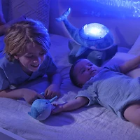 Tranquil Whale de Cloud b Ensemble Veilleuse Baleine Bleu à Effet Sous-Marin et Musique avec hochet en peluche