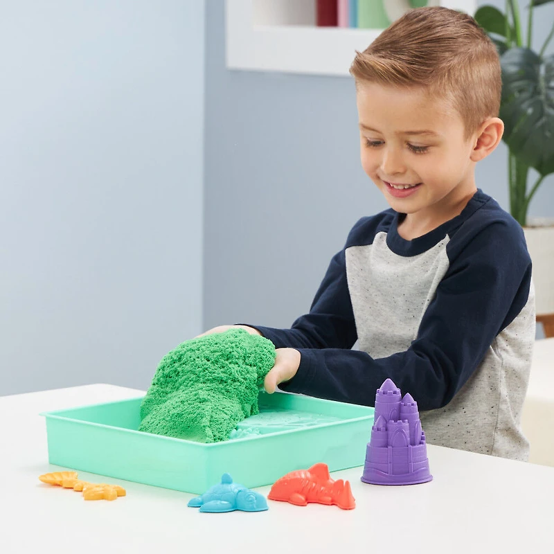 Kinetic Sand, Coffret Bac à sable, 454 g de sable vert, bac à sable, 4 moules et outils, jouets sensoriels